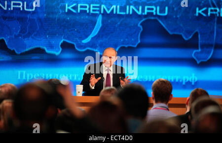 Putin Antworten 53 auf 2014 Pressekonferenz durning ca. 4 Stunden in Moskau am 18. Dezember 2014. 1256 Journalisten an der Konferenz teilnehmen. Stockfoto