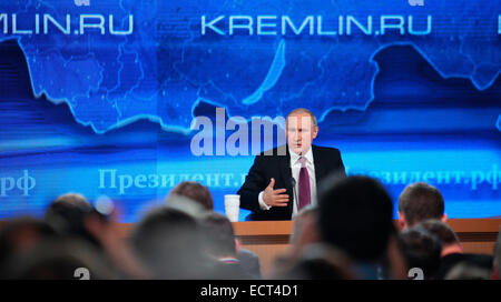 Putin Antworten 53 auf 2014 Pressekonferenz durning ca. 4 Stunden in Moskau am 18. Dezember 2014. 1256 Journalisten an der Konferenz teilnehmen. Stockfoto