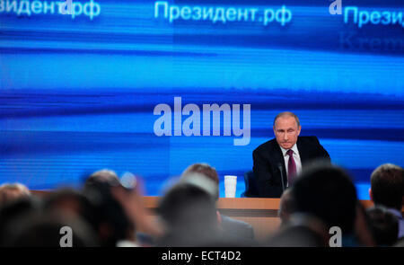 Putin Antworten 53 auf 2014 Pressekonferenz durning ca. 4 Stunden in Moskau am 18. Dezember 2014. 1256 Journalisten an der Konferenz teilnehmen. Stockfoto