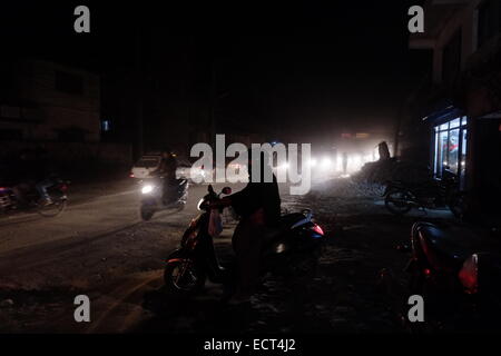 Motorradfahrer reiten in der Nacht im Thamel Bezirk in der Innenstadt von Kathmandu Nepal Stockfoto