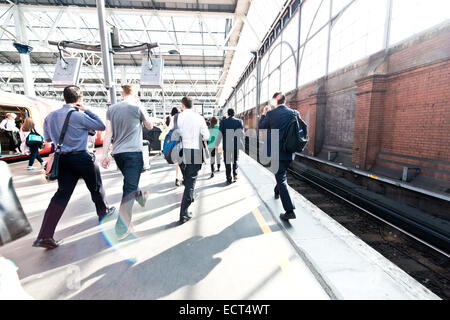 Pendler aus Bahnhof Waterloo Stockfoto