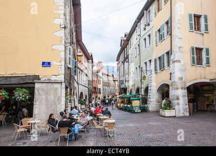 Straßencafés in eine Fußgängerzone gepflasterten Straße "Rue De La République" in der historischen Altstadt von Annecy, Frankreich Stockfoto