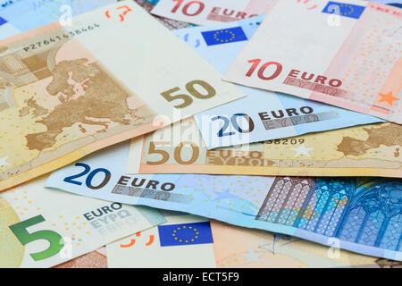 Euro in verschiedenen Stückelungen der Euro-Banknoten aus der Europäischen Union Eurozone Währung in close-up als Hintergrund. Europa EU Stockfoto