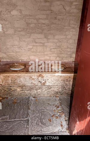 Alte Garten eingeweiht mit zwei WC Sitze St. Fagans Cardiff UK Stockfoto