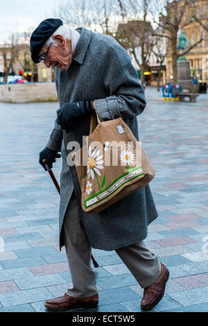 Alter Mann mit Spazierstock in Salisbury Wiltshire Stockfoto