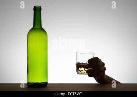 Silhouette der eine Hand mit einem Glas Wein Stockfoto