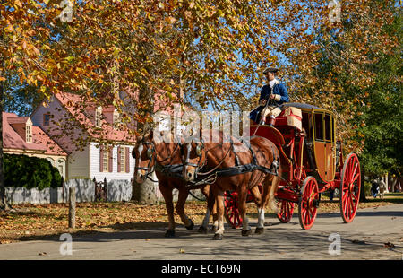 Pferdekutsche Nicholson Street St George Tucker House weitergeben. Colonial Williamsburg, Virginia, USA. Stockfoto