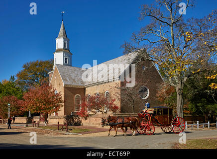 Pferdekutsche Bruton Gemeinde-Kirche vorbei. Colonial Williamsburg, Virginia, USA. Stockfoto