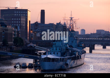 London, 20. August 2013: HMS Belfast festgemacht an der Themse bei Sonnenuntergang Stockfoto