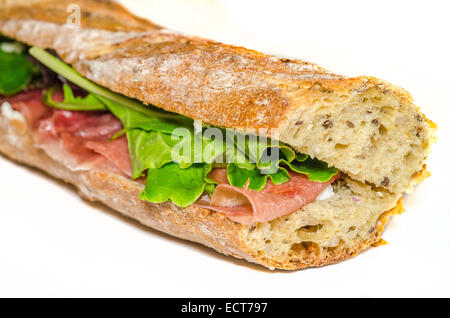 Schinken-Sandwich-Closeup isoliert auf weißem Hintergrund Stockfoto