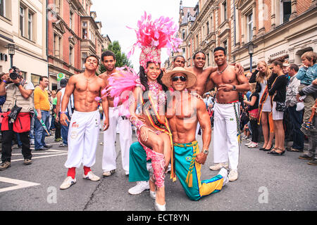 COBURG, Deutschland - 15 Juli: Die unbekannten männlichen Capoeira Tänzer nimmt am jährlichen Samba-Festival in Coburg, Deutschland o Stockfoto