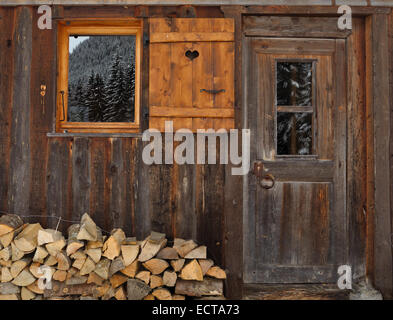 Haufen von Holz vor Fassade eines hölzernen Chalets Stockfoto