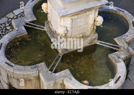 Die malerische Brunnen der mittelalterlichen Dorf Gourdon gehockt der Côte d ' Azur. Stockfoto