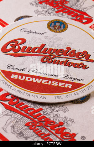 Prag, Czech Republik-Dezember 3, 2014:Beermats von Budweiser Bier. Budweiser Budvar Bier gebraut wird nur in Budweis Stockfoto