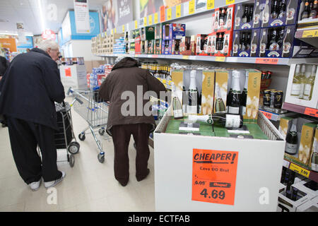 Shopper kaufen Lebensmittel wesentliche im Lidl-Supermarkt, UK Stockfoto