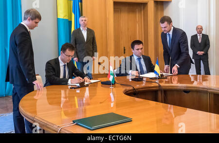 Kiew, Ukraine. 19. Dezember 2014. Minister von Ukraine Pawlo Klimkin und ausländischen Wirtschaftsminister und auswärtige Angelegenheiten von Ungarn Peter Siyyarto unterzeichnen ein Protokoll--19. Dezember, Minister für auswärtige Angelegenheiten der Ukraine Pavlo Klimkin traf sich mit ausländischen Wirtschaftsminister und auswärtige Angelegenheiten von Ungarn Peter Siyyarto, der bei einem Besuch in der Ukraine ist. Der ungarische Seite bekräftigte seine Unterstützung für die Souveränität und territoriale Integrität der Ukraine ist bereit, volle Unterstützung für die Umsetzung der Strukturreformen in der Ukraine, insbesondere im Bereich der öffentlichen Verwaltung und Dezentralisierung der po Stockfoto