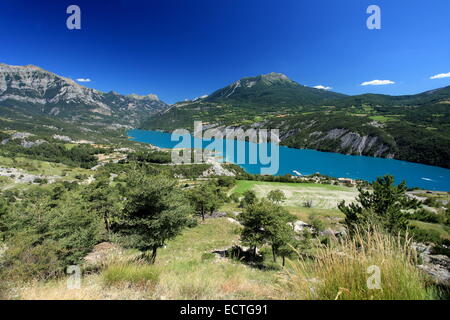 Den See von Serre Ponçon ist der größte künstliche See in Frankreich. Stockfoto