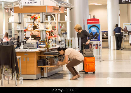 IAH, Houston George Bush Intercontinental Airport, Houston, TX, USA - Retail Kiosk in IAH Flughafen Stockfoto