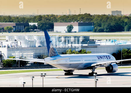 IAH, Houston George Bush Intercontinental Airport, Houston, TX, USA - Flugzeuge auf der aktiven Rampe am IAH Flughafen Stockfoto