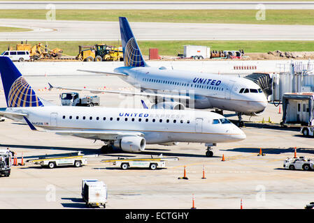 IAH, Houston George Bush Intercontinental Airport, Houston, TX, USA - Flugzeuge auf der aktiven Rampe am IAH Flughafen Stockfoto