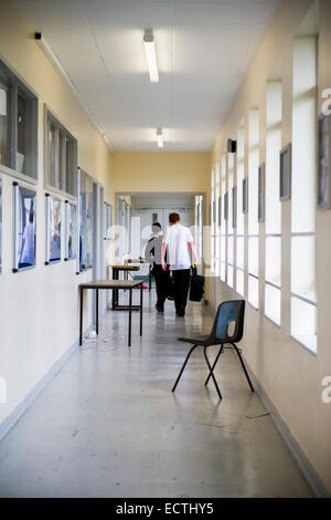 Höhere Schulbildung Wales UK: Rückansicht von zwei jungen Schule Korridor hinunter Stockfoto
