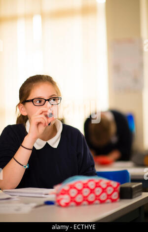 Höhere Schulbildung Wales UK: ein junger Teenager Schulmädchen in einem Klassenzimmer Stockfoto