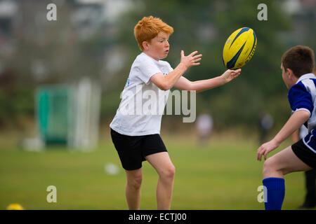 Mittelschule PE - Sportunterricht Wales UK: Spiele Lektion - jungen im Teenageralter den Ball spielen Rugby-Rugger im Freien auf Stellplatz Sportplatz Feld Stockfoto