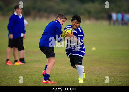 Mittelschule PE - Sportunterricht Wales UK: Spiele Lektion - jungen im Teenageralter spielen Rugby-Rugger im Freien auf Stellplatz Sportplatz Feld Stockfoto