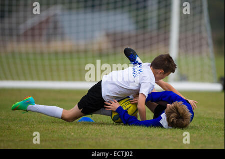 Mittelschule PE - Sportunterricht Wales UK: Spiele Lektion - jungen im Teenageralter spielen Rugby-Rugger im Freien auf einem Feld Sportplatz Boden - der Angriff Stockfoto