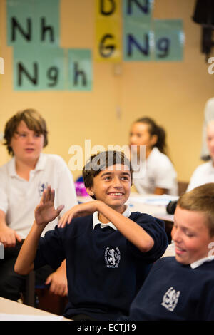 Höhere Schulbildung Wales UK: ein glücklich lächelnde junge Schüler Answerig eine Frage in einer walisischen Sprache Klasse Lektion Stockfoto