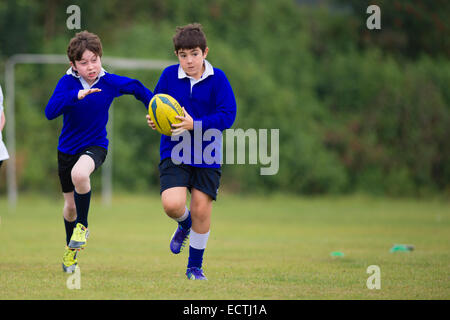 Mittelschule PE - Sportunterricht Wales UK: Spiele Lektion - jungen im Teenageralter spielen Rugby-Rugger im Freien auf Stellplatz Sportplatz Feld Stockfoto