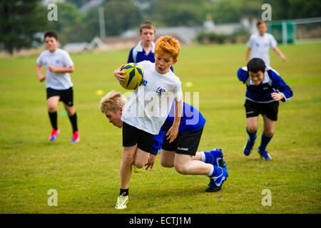 Mittelschule PE - Sportunterricht Wales UK: Spiele Lektion - jungen im Teenageralter spielen Rugby-Rugger im Freien auf Stellplatz Sportplatz Feld Stockfoto