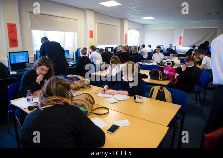 Höhere Schulbildung Wales UK: eine 6. Form Jahr 13 Schülerinnen und Schüler in ihrer gemeinsamen Raum dabei unabhängige Studie arbeiten zwischen Klassen Stockfoto