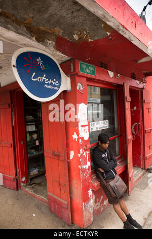 Mauritius, Mahebourg, Stadtzentrum, Ville Neuve Straße, junge mit Schulranzen warten außerhalb shop Stockfoto