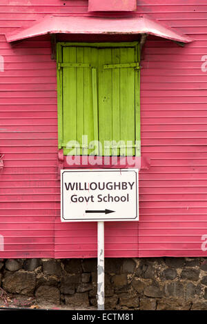 Mauritius, Mahebourg, grüne Fensterläden Fenster in rosa gemaltes Haus Stockfoto