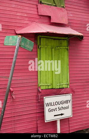 Mauritius, Mahebourg, Rue des Kreolen, grüne Fensterläden Fenster in rosa gemaltes Haus Stockfoto