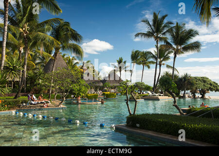 Mauritius, Flic En Flac, Urlauber im La Pirogue Hotel Swimming Pool Stockfoto