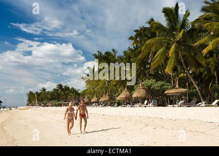 Mauritius, Flic En Flac, Paare, die am Strand von La Pirogue Hotel Stockfoto