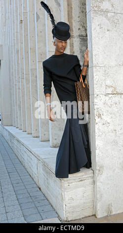 Porträt eines Modedesigners Stylist trägt ein ungewöhnliche schwarzen Outfit auf der Fashion Week im Lincoln Center in New York City Stockfoto