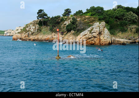 Sea Kayak, Ile de Brehat, rosa Granit Küste, Cotes-d'Armor, Bretagne, Frankreich Stockfoto