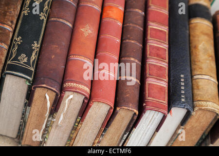 Alte Bücher mit bunten Lederbezüge lag auf den Markt-Zähler Stockfoto