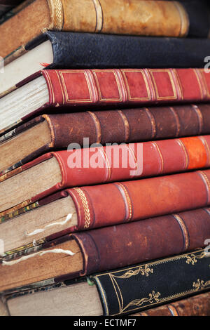 Bigstack Alter Bücher mit bunten Lederbezüge Stockfoto