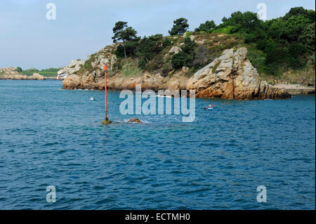 Sea Kayak, Ile de Brehat, rosa Granit Küste, Cotes-d'Armor, Bretagne, Frankreich Stockfoto