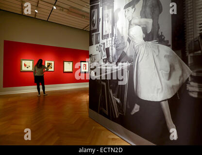 Hamburg, Deutschland. 18. Dezember 2014. Das Foto "Ein Modell von Givenchy" (ca. 1950) hängt in der Ausstellung "Zeichnung Mode. Meisterwerke des Jahrhunderts "in der Museum Fuer Kunst Und Gewerbe in Hamburg, Deutschland, 18. Dezember 2014. Die Ausstellung der rund 170 Kunstwerke bietet einen umfassenden Überblick über die Genre-Mode zeichnen und läuft vom 19. Dezember 2014 bis 3. Mai 2015. Foto: Ulrich Perrey/Dpa/Alamy Live News Stockfoto