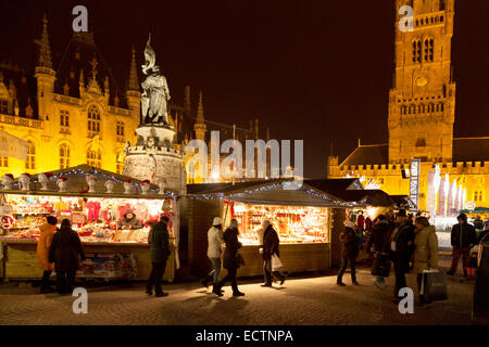 Brügge-Weihnachtsmarkt in der Nacht, der Marktplatz Brügge City centre, Belgien, Europa Stockfoto