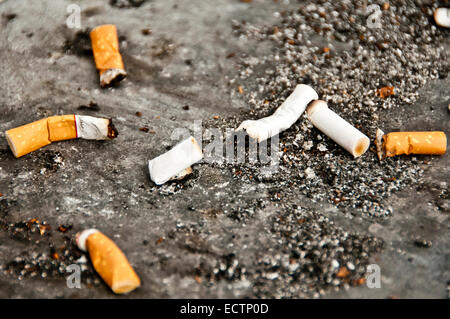 Zigarettenstummel in einem öffentlichen Aschenbecher Stockfoto