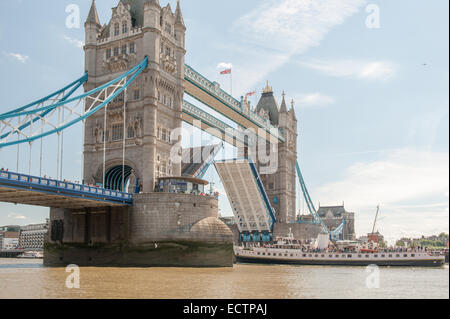 Als Tower Bridge Aufzüge Handelsschiff unterquert Balmoral Richtung stromabwärts auf der Themse in London, Stockfoto