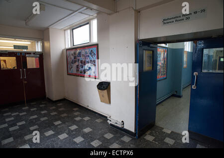 Einem tristen Flur in Teddington Schule, eine staatliche Schule in den 1970er Jahren gebaut. Das Gebäude ist inzwischen abgerissen. Stockfoto