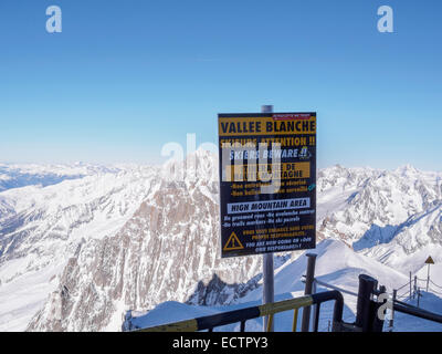 Warnzeichen für Skifahrer durch die Route zum Vallee Blanche auf Aiguille du Midi in den französischen Alpen. Chamonix-Mont-Blanc, Rhone-Alpes, Frankreich Stockfoto