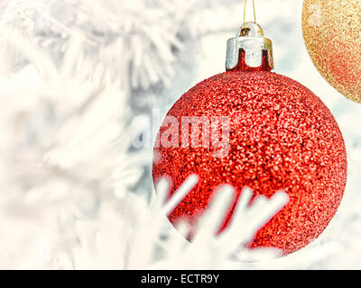 Rote und goldene Kugeln schmückt den weißen Weihnachtsbaum - Jahrgang getönt Stockfoto